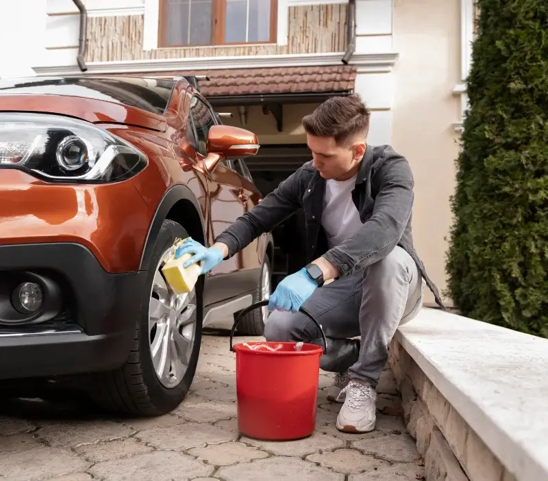 Lavage auto à domicile Saint-Léonard-en-Beauce : professionnel intervenant sur un véhicule